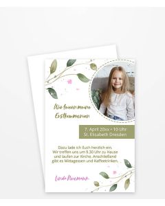 Einladungskarte zur Kommunion mit Blätterzweig und winzigen rosa Blüten.