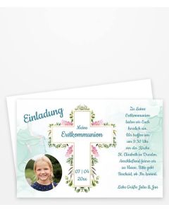 Einladung zur Erstkommunion mit einem blumenumrandeten Kreuz und runden Fotoausschnitt.