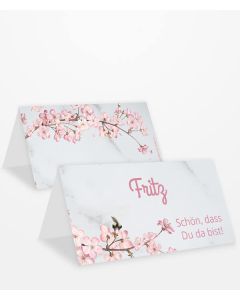 Tischkarte zum Geburtstag mit rosafarbenen Blüten und "Schön, dass Du da bist" Text.