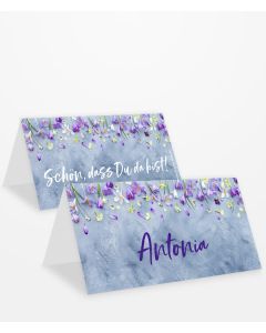 Detailverliebte Tischkarte zum Geburtstag mit versreuten Krokusblüten.